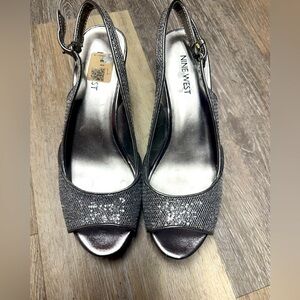 Nine West Silver Glitter Buckle Accent Size 7M Peep Toe Cuban Heel